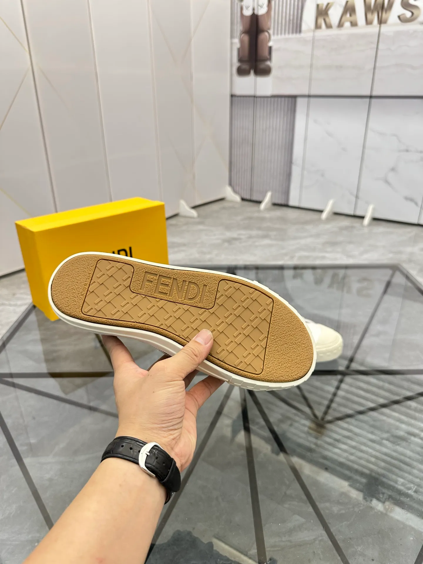 Selling men's shoes 💰: 💰P440¥ Product trademark: Fendi* "Fendi*" low-top casual shoes Regular size: 38-44 (can be customized to 45) Product materials: imported cowhide upper, sheepskin lining, original outsole. No.:6735